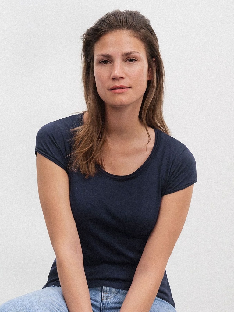 T-shirt in cotone organico con girocollo profondo e maniche corte