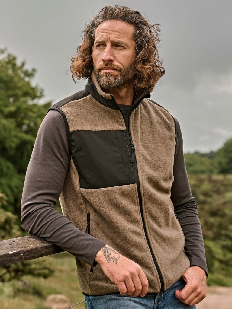 Gilet in pile smanicato con tasche e rinforzi sulle spalle