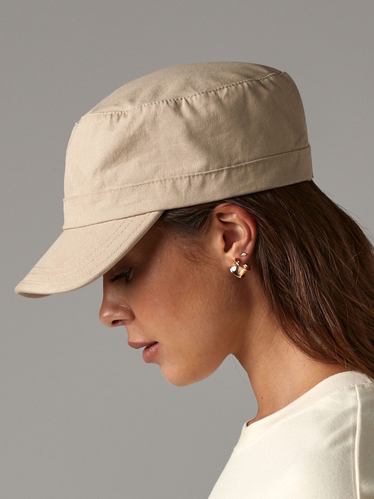 Cappellino in cotone heavy washed con visiera pre-curvata e fibbia