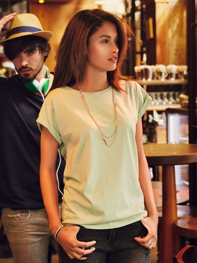 T-shirt in cotone organico con maniche arrotolate e girocollo profondo
