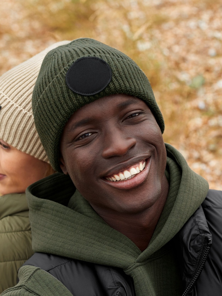 Berretto in maglia a costine con patch circolare