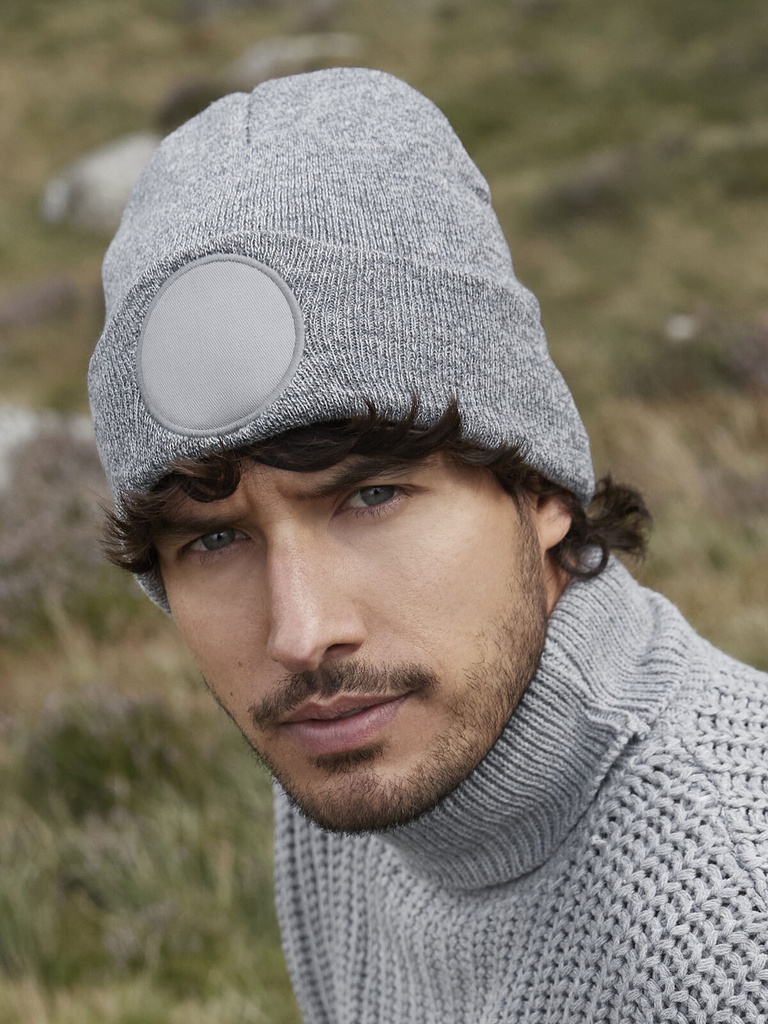 Berretto in acrilico soft-touch con patch decorativa in cotone
